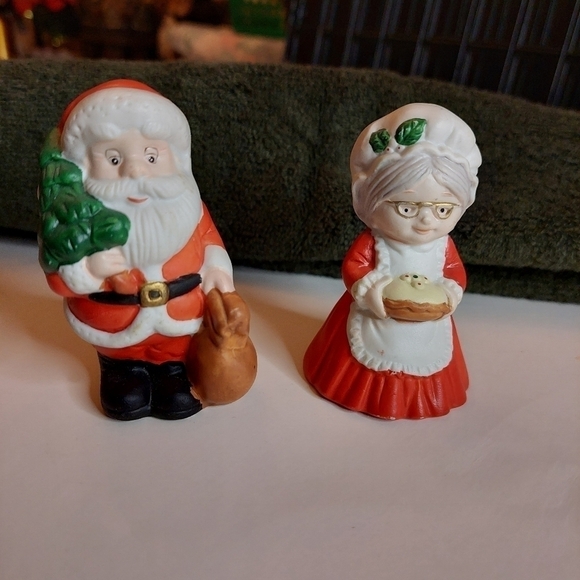 Vintage* Russ Mr & Mrs Claus Salt and Pepper Shakers - Picture 1 of 7
